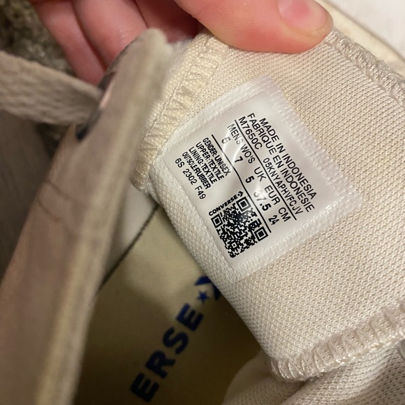 women’s white converse - Picture 3 of 3